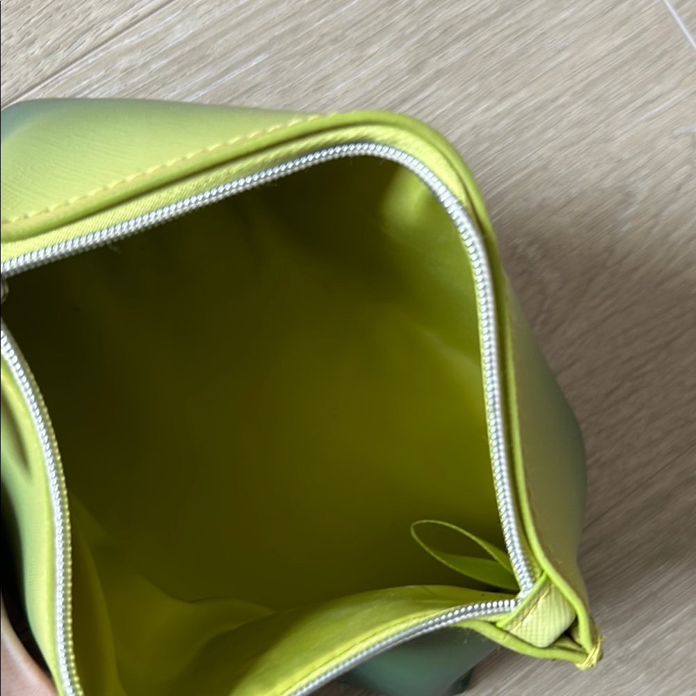 La Mer Gradient Pouch - Picture 3 of 3